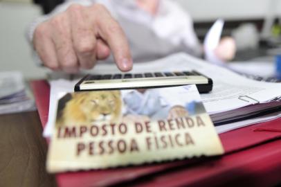  JOINVILLE, SC, BRASIL (30-03-2016) - Jaime Haverroth, contador de joinville faz declaraçoes de imposto de renda dos seus clientes. (Foto: Maykon Lammerhirt, Agencia RBS)