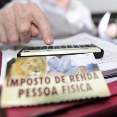  JOINVILLE, SC, BRASIL (30-03-2016) - Jaime Haverroth, contador de joinville faz declaraçoes de imposto de renda dos seus clientes. (Foto: Maykon Lammerhirt, Agencia RBS)