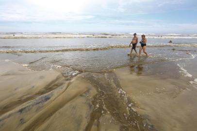  TRAMANDAÍ, RS, BRASIL 02/02/2017 - A água de cor marrom, chamada popularmente de "chocolatão" voltou as praias do litoral norte gaúcho. (FOTO: MARCELO CARÔLLO/AGÊNCIA RBS).