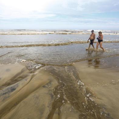  TRAMANDAÍ, RS, BRASIL 02/02/2017 - A água de cor marrom, chamada popularmente de "chocolatão" voltou as praias do litoral norte gaúcho. (FOTO: MARCELO CARÔLLO/AGÊNCIA RBS).