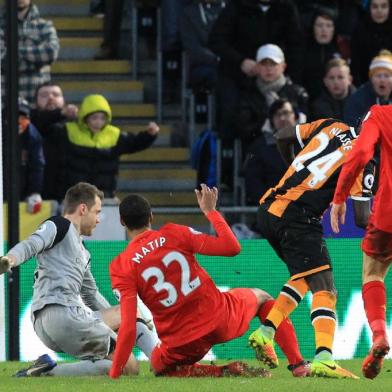 FBL-ENG-PR-HULL-LIVERPOOLHull Citys Senegalese striker Oumar Niasse (2nd R) scores their second goal past Liverpools Belgian goalkeeper Simon Mignolet (L) during the English Premier League football match between Hull City and Liverpool at the KCOM Stadium in Kingston upon Hull, north east England on February 4, 2017. Hull won the game 2-0.Lindsey PARNABY / AFP