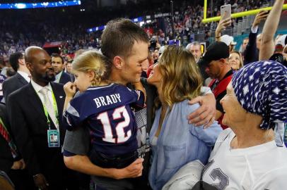 Super Bowl LI - New England Patriots v Atlanta Falcons

HOUSTON, TX - FEBRUARY 05: Tom Brady #12 of the New England Patriots celebrates with wife Gisele Bundchen and daughter Vivian Brady after defeating the Atlanta Falcons during Super Bowl 51 at NRG Stadium on February 5, 2017 in Houston, Texas. The Patriots defeated the Falcons 34-28.   Kevin C. Cox/Getty Images/AFP

Editoria: SPO
Local: Houston
Indexador: Kevin C. Cox
Secao: American Football
Fonte: GETTY IMAGES NORTH AMERICA
Fotógrafo: STF