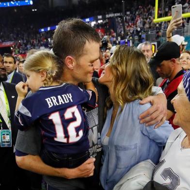 Super Bowl LI - New England Patriots v Atlanta Falcons

HOUSTON, TX - FEBRUARY 05: Tom Brady #12 of the New England Patriots celebrates with wife Gisele Bundchen and daughter Vivian Brady after defeating the Atlanta Falcons during Super Bowl 51 at NRG Stadium on February 5, 2017 in Houston, Texas. The Patriots defeated the Falcons 34-28.   Kevin C. Cox/Getty Images/AFP

Editoria: SPO
Local: Houston
Indexador: Kevin C. Cox
Secao: American Football
Fonte: GETTY IMAGES NORTH AMERICA
Fotógrafo: STF