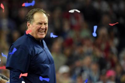 Super Bowl LI - New England Patriots v Atlanta FalconsHead coach Bill Belichick of the New England Patriots celebrates after defeating the Atlanta Falcons 34-28 in overtime during Super Bowl 51 at NRG Stadium on February 5, 2017 in Houston, Texas. Timothy A. CLARY / AFPEditoria: SPOLocal: HoustonIndexador: TIMOTHY A. CLARYSecao: American footballFonte: AFPFotógrafo: STF