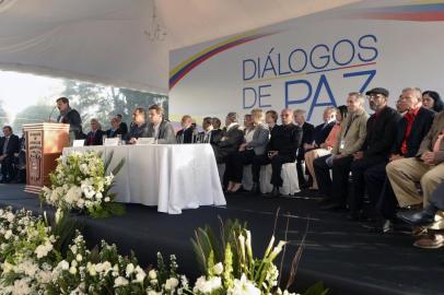 O governo da Colômbia e a última guerrilha ativa do país, o Exército de Libertação Nacional (ELN), iniciam nesta quarta-feira, a portas fechadas no Equador, as negociações para um acordo de paz, após a cerimônia de abertura do processo na terça-feira.Inserir imagemInsert EmbedMesa com Eln nos enche de otimismo. Novas gerações e vítimas merecem que diálogos avancem e alcancemos a paz completa, escreveu no Twitter o presidente Juan Manuel Santos.Vencedor do Nobel da Paz pelo acordo assinado em novembro com as Forças Armadas Revolucionárias da Colômbia (Farc), o presidente busca negociar um acordo similar com o Exército de Libertação Nacional para acabar com mais de meio século de guerra interna.