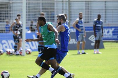 PORTO ALEGRE, RS, BRASIL - 08-02-2019 - Em dia de jogo contra o Flamengo, titulares do Grêmio treinam em Porto Alegre. Jogador Douglas. (FOTO: RONALDO BERNARDI/AGÊNCIA RBS)