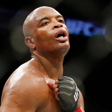 Anderson Silva venceu Derek Brunson na disputa co-principal do UFC 208, realizado na madrugada deste domingo, em Nova York, nos Estados Unidos.