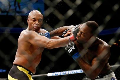 Anderson Silva venceu Derek Brunson na disputa co-principal do UFC 208, realizado na madrugada deste domingo, em Nova York, nos Estados Unidos.