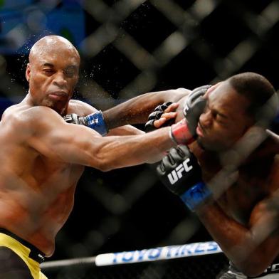 Anderson Silva venceu Derek Brunson na disputa co-principal do UFC 208, realizado na madrugada deste domingo, em Nova York, nos Estados Unidos.