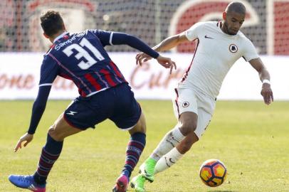 Romas Brazilian defender Bruno Peres (R) vies with Crotones Italian defender Mario Sampirisi during the Italian Serie A football match FC Crotone vs AS Roma on February 12, 2017 at the Ezio Scida Stadium.N CARLO HERMANN / AFP