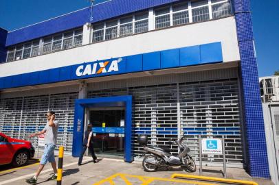  PORTO ALEGRE, RS, BRASIL, 23/12/2016 : Movimento nas agências da caixa após o anuncio da liberação para saque de contas inativas do FGTS.  (Omar Freitas/Agência RBS)Indexador: Omar Freitas