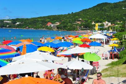  Praia de Bombinhas lotada de turístas.