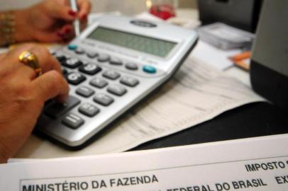 A entrega da declaração do Imposto de Renda 2017 começa no dia 02 de março e, quem quiser, pode se antecipar e evitar dor de cabeça no momento de preencher o formulário. Como? Buscando se informar! A partir do dia 20 de fevereiro estará aberto o Núcleo de Apoio Contábil e Fiscal (NAF) de Florianópolis, espaço que tem parceria com a Receita Federal e oferece orientação fiscal gratuita aos cidadãos e às micro e pequenas empresas. O NAF está localizado dentro do campus da Estácio Florianópolis, na SC-401, no Bairro Itacorubi. O atendimento é realizado pelos estudantes de Ciências Contábeis por ordem de chegada, e ocorrerá nas segundas-feiras, das 9h às 11h, terças-feiras, das 16h30 às 18h30, e quartas-feiras, das 9h às 11h. Quem já tiver com a documentação completa em mãos - comprovantes de rendimentos emitidos pela fonte pagadora, extratos bancários de poupança e de aplicações financeiras com saldo em 31 de dezembro, entre outros - poderão contar com a orientação dos estudantes.