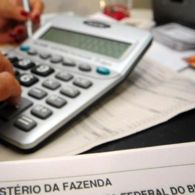 A entrega da declaração do Imposto de Renda 2017 começa no dia 02 de março e, quem quiser, pode se antecipar e evitar dor de cabeça no momento de preencher o formulário. Como? Buscando se informar! A partir do dia 20 de fevereiro estará aberto o Núcleo de Apoio Contábil e Fiscal (NAF) de Florianópolis, espaço que tem parceria com a Receita Federal e oferece orientação fiscal gratuita aos cidadãos e às micro e pequenas empresas. O NAF está localizado dentro do campus da Estácio Florianópolis, na SC-401, no Bairro Itacorubi. O atendimento é realizado pelos estudantes de Ciências Contábeis por ordem de chegada, e ocorrerá nas segundas-feiras, das 9h às 11h, terças-feiras, das 16h30 às 18h30, e quartas-feiras, das 9h às 11h. Quem já tiver com a documentação completa em mãos - comprovantes de rendimentos emitidos pela fonte pagadora, extratos bancários de poupança e de aplicações financeiras com saldo em 31 de dezembro, entre outros - poderão contar com a orientação dos estudantes.