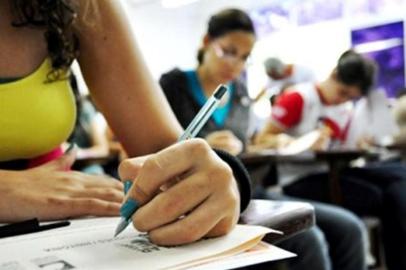 Em busca de um curso universitário? Anote aí a oportunidade: estão abertas até sexta, 3 de fevereiro, as inscrições para 1.118 vagas oferecidas pela Universidade do Vale do Itajaí (Univali) em cursos de graduação com bolsas de estudos integrais por meio do PROUNI - Programa Universidade Para Todos, do Governo Federal. As vagas são em Florianópolis, São José, Biguaçú, Itajaí, Balneário Piçarras, Balneário Camboriú e Tijucas. O candidato deve ter participado do Enem de 2016, ter obtido pelo menos 450 pontos na média das notas e não ter zerado a redação. Para concorrer à bolsa integral, o candidato deve comprovar renda familiar por pessoa de até um salário mínimo e meio. As inscrições são gratuitas e devem ser feitas pela internet no endereço siteprouni.mec.gov.br.  A relação completa de cursos está na página www.univali.br. Mais informações pelo telefone 0800 723 1300.