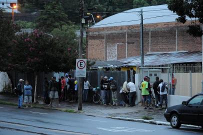  CAXIAS DO SUL, RS, BRASIL 14/02/2017Moradores de rua fazem uso de drogas enquanto aguardam abertura do albergue Acolhe Caxias, na Rua Andrade Neves. (Felipe Nyland/Agência RBS)