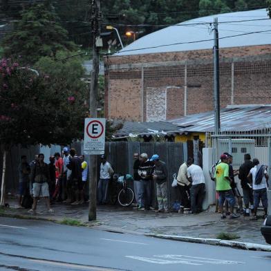  CAXIAS DO SUL, RS, BRASIL 14/02/2017Moradores de rua fazem uso de drogas enquanto aguardam abertura do albergue Acolhe Caxias, na Rua Andrade Neves. (Felipe Nyland/Agência RBS)