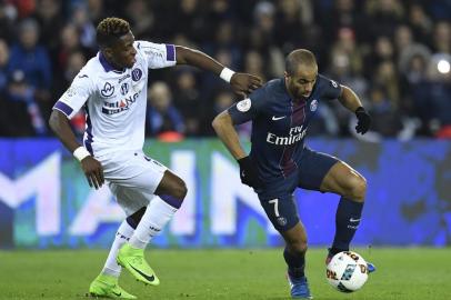 Paris Saint-Germains Brazilian midfielder Lucas Moura vies with Toulouses Swiss defender Jacques Francois Moubandje during the French L1 football match between Paris Saint-Germain (PSG) and Toulouse on February 19, 2017 at the Parc des Princes Stadium in Paris. CHRISTOPHE SIMON / AFP