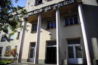  PORTO ALEGRE, RS, BRASIL, 02-05-2014 Palácio da polícia teve porta principal arrombada. Criminosos levaram ventilador e ainda tentaram levar escultura do patrono da polícia, Plinio Brasil Milano.  (Foto: MARCELO OLIVEIRA)