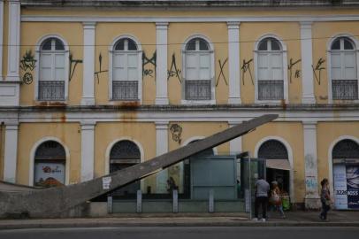  

PORTO ALEGRE, RS, BRASIL, 23-02-2017. Um dos principais prédios históricos de Porto Alegre, o Mercado Público amanheceu com as paredes cobertas por pichações nesta quinta-feira. A área atingida fica no lado da Avenida Júlio de Castilhos. Tanto no primeiro, quanto no segundo andar, paredes foram pichadas. (TADEU VILANI/AGÊNCIA RBS)