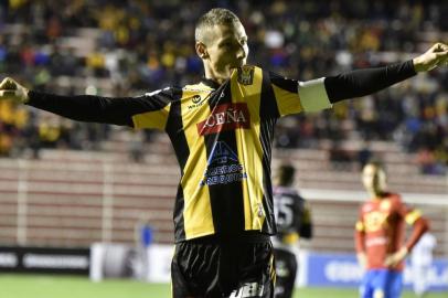 The Strongest goleia o Unión Española e avança para a fase de grupos da Libertadores. Na foto, o atacante Pablo Escobar comemora um de seus três gols no jogo