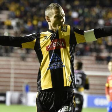 The Strongest goleia o Unión Española e avança para a fase de grupos da Libertadores. Na foto, o atacante Pablo Escobar comemora um de seus três gols no jogo