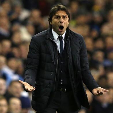  Chelseas Italian head coach Antonio Conte (L) and Tottenham Hotspurs Argentinian head coach Mauricio Pochettino watch from the touchline before kick off in the English Premier League football match between Tottenham Hotspur and Chelsea at White Hart Lane in London, on January 4, 2017. Adrian DENNIS / AFPEditoria: SPOLocal: LondonIndexador: ADRIAN DENNISSecao: soccerFonte: AFPFotógrafo: STF