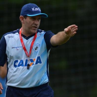 Cláudio Tencati, técnico do Londrina, recordista de permanência no cargo do Brasil