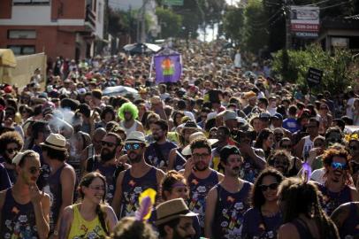  CAXIAS DO SUL, RS, BRASIL, 25/02/2017 - Sábado de carnavalos foliões puderam aproveitar o Bloco da Ovelha, que saiu da Casa Paralela, na Tronca, e se dirigiu até o largo da Estação, carnaval no Bar do Luizinho, na Jacob Luchesi, e ainda, carnaval no Desvio Rizzo, próximo a Lagoa. (Marcelo Casagrande/Agência RBS)