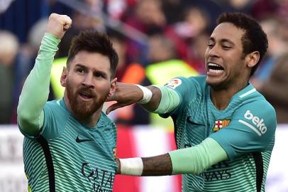 Barcelona's Argentinian forward Lionel Messi (L) celebrates a goal with Barcelona's Brazilian forward Neymar during the Spanish league football match Club Atletico de Madrid vs FC Barcelona at the Vicente Calderon stadium in Madrid on February 26, 2017. / AFP PHOTO / GERARD JULIEN