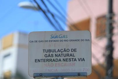  PORTO ALEGRE, RS, BRASIL - 02/03/2017 : Vazamento de gás bloqueia a Av. Francisco Trein, em frente ao Hospital Conceição, na Zona Norte. Por volta das 11h30min, técnicos da Sulgás conseguiram desligar o gás e pôr fim ao vazamento. De acordo com os bombeiros, a prefeitura realizava uma obra na avenida e a retroescavadeira utilizada no serviço teria danificado a tubulação, causando o vazamento. (FOTO: BRUNO ALENCASTRO/AGÊNCIA RBS)