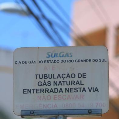  PORTO ALEGRE, RS, BRASIL - 02/03/2017 : Vazamento de gás bloqueia a Av. Francisco Trein, em frente ao Hospital Conceição, na Zona Norte. Por volta das 11h30min, técnicos da Sulgás conseguiram desligar o gás e pôr fim ao vazamento. De acordo com os bombeiros, a prefeitura realizava uma obra na avenida e a retroescavadeira utilizada no serviço teria danificado a tubulação, causando o vazamento. (FOTO: BRUNO ALENCASTRO/AGÊNCIA RBS)