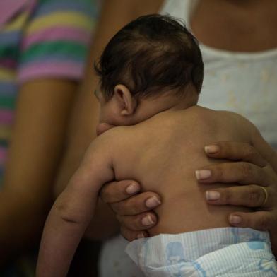  CAMPINA GRANDE, PB, 15-02-2016. A microcefalia é uma má-formação congênita, em que o cérebro não se desenvolve de maneira adequada, os bebês nascem com perímetro cefálico menor que o normal (ou seja, igual ou inferior a 32 cm), que habitualmente é superior a 33 cm. A região Nordeste é a mais afetada pelo surto de microcefalia. , foi confirmada pela Ministério da Saúde a relação entre o vírus zika e a microcefalia, uma má-formação do cérebro de bebês. Alessandra de Souza Amorim, 34 anos, e Samuel, um mês. (FOTOS: ANDERSON FETTER/AGÊNCIA RBS)Indexador: Anderson Fetter