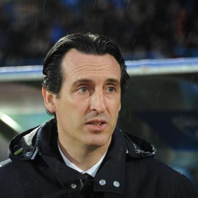 PSGs head coach Unai Emery looks on prior to the French Cup football match between Niort and PSG on March 1, 2017 at the Rene Gaillard Stadium in Niort, western France. / AFP PHOTO / XAVIER LEOTY