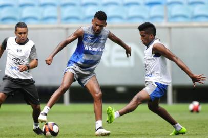  

PORTO ALEGRE, RS, BRASIL, 03-03-2017. Grêmio faz último treino antes do clássico gre-nal deste sábado. Na foto: Jailson e Bruno Cortez(CAMILA DOMINGUES/ESPECIAL)