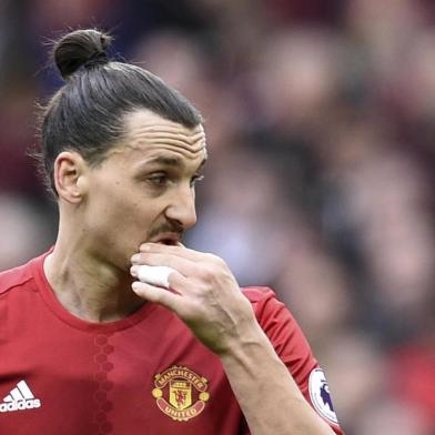  Manchester United's Swedish striker Zlatan Ibrahimovic gestures during the English Premier League football match between Manchester United and Bournemouth at Old Trafford in Manchester, north west England, on March 4, 2017.The game finished 1-1. / AFP PHOTO / Oli SCARFF / RESTRICTED TO EDITORIAL USE. No use with unauthorized audio, video, data, fixture lists, club/league logos or 'live' services. Online in-match use limited to 75 images, no video emulation. No use in betting, games or single club/league/player publications.  / Editoria: SPOLocal: ManchesterIndexador: OLI SCARFFSecao: soccerFonte: AFPFotógrafo: STR