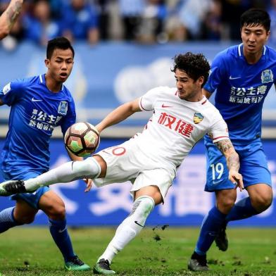  Alexandre Pato (center) of Tianjin Quanjian fights for the ball during the Chinese Super League match against Guangzhou R&F in Guangzhou, south Chinas Guangdong province on March 4, 2017. / AFP PHOTO / STR / CHINA OUTEditoria: SPOLocal: GuangzhouIndexador: STRSecao: soccerFonte: AFPFotógrafo: STR