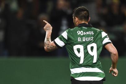  Meio campo do Sporting Alan Ruiz comemora gol sobre o Vitoria Guimaraes pelo PortuguêsEditoria: SPOLocal: LisbonIndexador: PATRICIA DE MELO MOREIRASecao: soccerFonte: AFPFotógrafo: STR