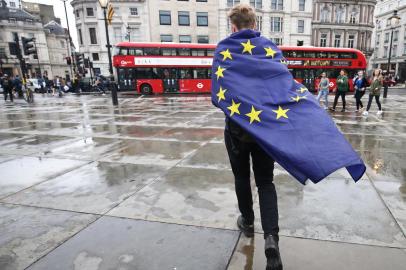  O Reino Unido decidiu em referendo, por mais de 1,2 milhão de votos de diferença, deixar a União Europeia (UE). O resultado da consulta foi divulgado na madrugada desta sexta-feira (24).A demonstrator wrapped in a European flag leaves an anti-Brexit protest in Trafalgar Square in central London on June 28, 2016. EU leaders attempted to rescue the European project and Prime Minister David Cameron sought to calm fears over Britains vote to leave the bloc as ratings agencies downgraded the country. Britain has been pitched into uncertainty by the June 23 referendum result, with Cameron announcing his resignation, the economy facing a string of shocks and Scotland making a fresh threat to break away.JUSTIN TALLIS / AFPEditoria: POLLocal: LondonIndexador: JUSTIN TALLISSecao: political developmentFonte: AFPFotógrafo: STR