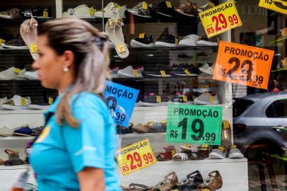  PORTO ALEGRE, RS, BRASIL, 07/03/2017 : Varejo tenta atrair consumidor que vai sacar FGTS inativo. (Omar Freitas/Agência RBS)Indexador: Omar Freitas