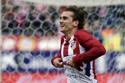 Atletico Madrids French forward Antoine Griezmann celebrates a goal during the Spanish league football match Club Atletico de Madrid vs Valencia CF at the Vicente Calderon stadium in Madrid on March 5, 2017. / AFP PHOTO / JAVIER SORIANO