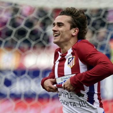 Atletico Madrids French forward Antoine Griezmann celebrates a goal during the Spanish league football match Club Atletico de Madrid vs Valencia CF at the Vicente Calderon stadium in Madrid on March 5, 2017. / AFP PHOTO / JAVIER SORIANO