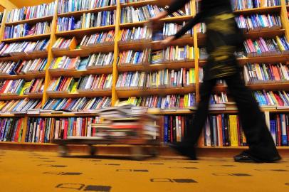 *** F Gomes > Prateleira de livros 2 ***Prateleira de livros de administração e negócios na livraria Saraiva do Shopping Praia de Belas.