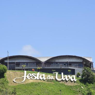  Letreiro da Festa da Uva. Letreiro da Festa da Uva exibe avaria. Página da Vania.