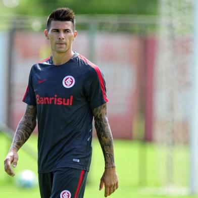  PORTO ALEGRE, RS, BRASIL, 06-03-2017. Treino do Inter no CT Parque Gigante com a apresentação do novo zagueiro, Cuesta. Na foto: Victor Cuesta (FERNANDO GOMES/AGÊNCIA RBS)