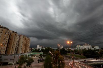  PORTO ALEGRE, RS, BRASIL - 2017.03.09 - Temporal chega em Porto Alegre. (Foto: ANDRÉ ÀVILA/ Agência RBS)