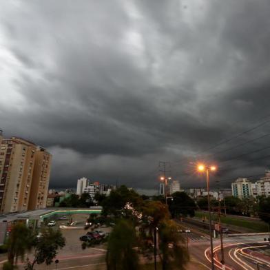  PORTO ALEGRE, RS, BRASIL - 2017.03.09 - Temporal chega em Porto Alegre. (Foto: ANDRÉ ÀVILA/ Agência RBS)