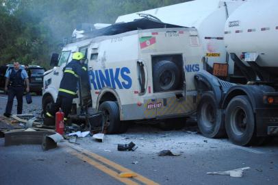  Um grupo fortemente armado atacou um carro-forte da empresa Brinks no km 54 da BR 116 por volta das 16h30 desta segunda-feira,13/03. Os criminosos utilizaram explosivos durante a ação. Três veículos de motoristas que passavam pelo local foram incendiados pelos bandidos. Além disso utilizaram dois caminhões, um deles tanque vazio, para atacarem o carro-forte que seguia no sentido Vacaria ¿ Caxias do Sul.