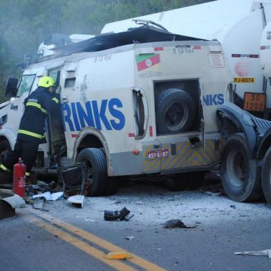  Um grupo fortemente armado atacou um carro-forte da empresa Brinks no km 54 da BR 116 por volta das 16h30 desta segunda-feira,13/03. Os criminosos utilizaram explosivos durante a ação. Três veículos de motoristas que passavam pelo local foram incendiados pelos bandidos. Além disso utilizaram dois caminhões, um deles tanque vazio, para atacarem o carro-forte que seguia no sentido Vacaria ¿ Caxias do Sul.