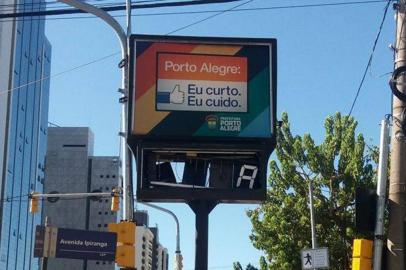 Relógio de rua destruído na esquina da Borges com a Ipiranga diz "Porto Alegre, eu curto, eu cuido".